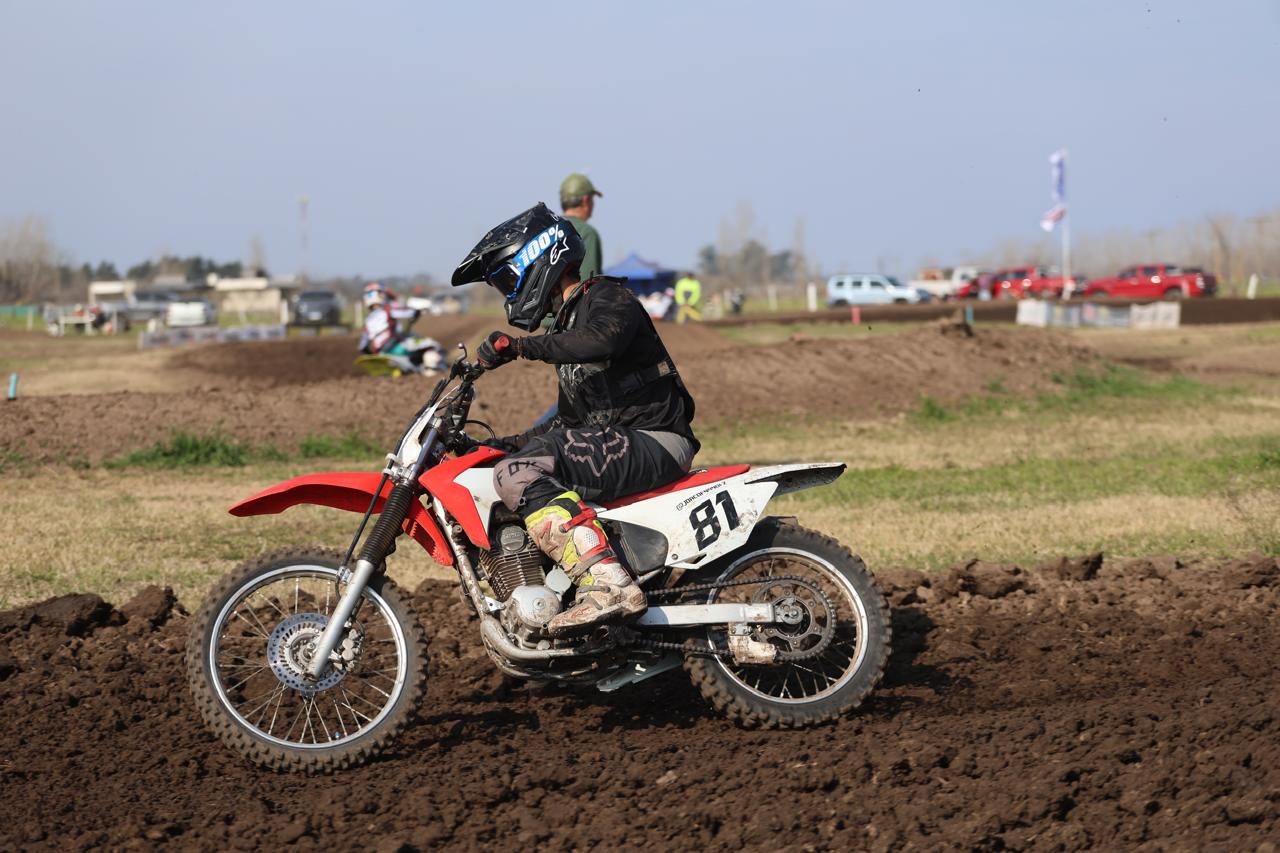 Es de Funes, tiene apenas 17 años y ganó el campeonato santafesino de motocross tras una temporada inolvidable
